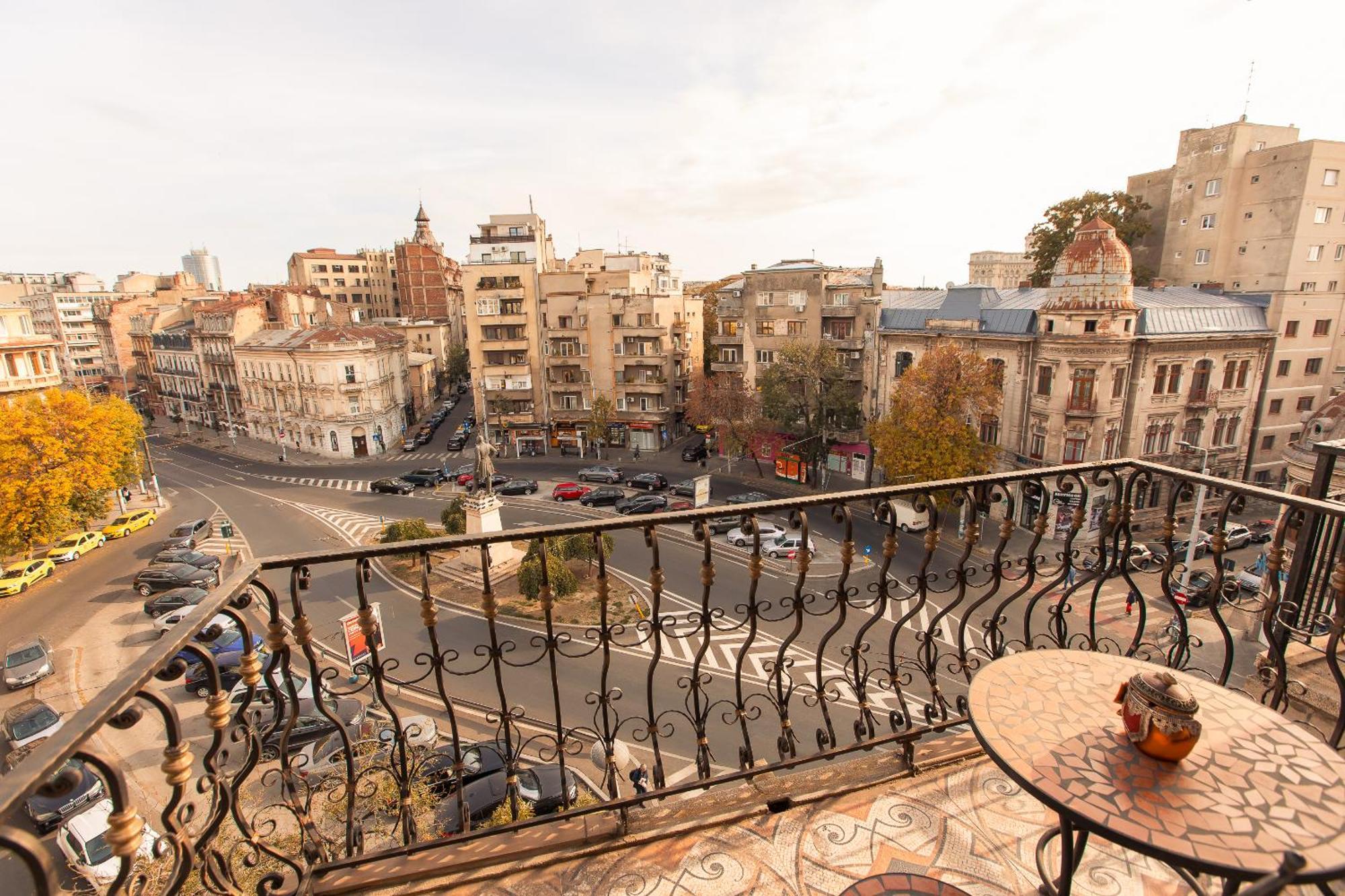 Hidden Gem Antique Apt With Stunning City Views Bukarest Exteriör bild